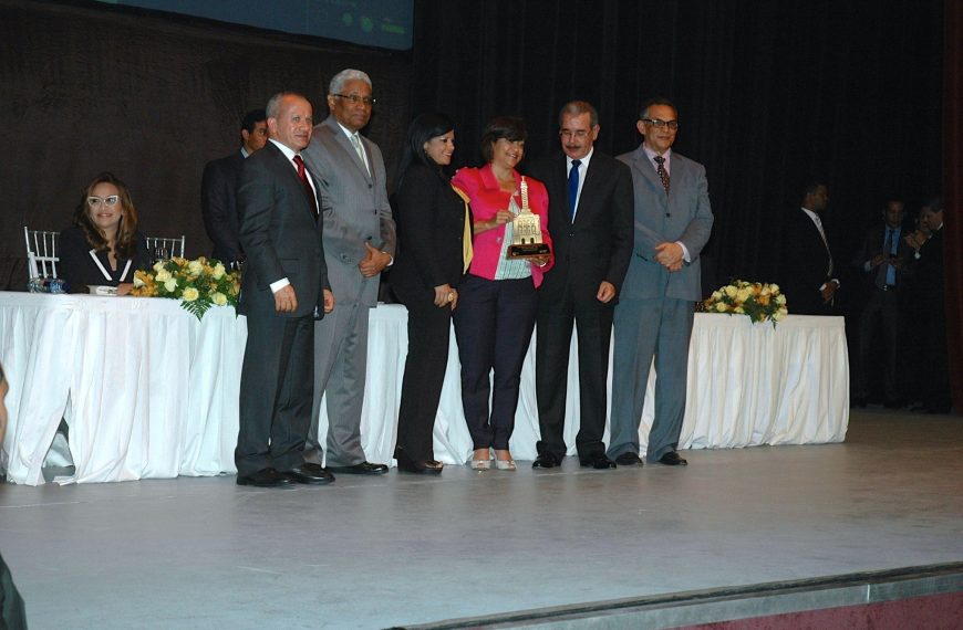 El Departamento de Investigaciones Clinicas del Hospital Regional Universitario Jose Maria Cabral y Baez, recibe Premio Provincial a la excelencia y Gestion de la calidad