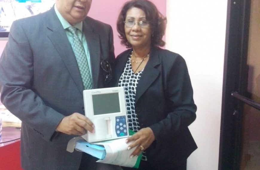 La directora del servicio regional II Austria de la Rosa entrego electro cardiograma (EKG)