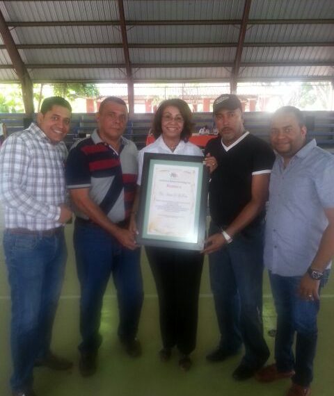 Reconocimiento a la Dra. Austria de la Rosa por la Asociación de Baloncesto de Santiago (ASOBACA)