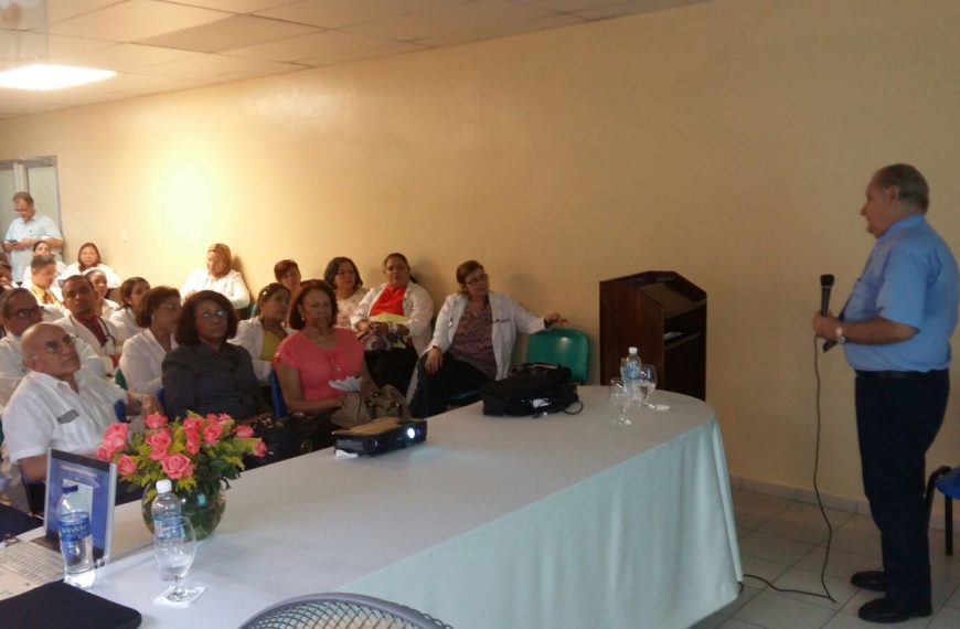Experto en dengue de la (OPS) Dr. Eric Martínez en su visita la región donde realizo una visita al Hospital Infantil Regional Universitario Dr. Arturo Grullon
