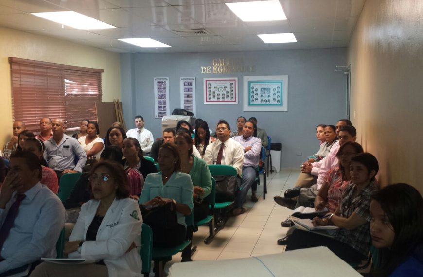 PRESENTACIÓN DE LA NUEVA HERRAMIENTA DE EVALUACIÓN DEL DESEMPEÑO A TODOS LOS HOSPITALES EN EL SALÓN DEL HOSPITAL REGIONAL