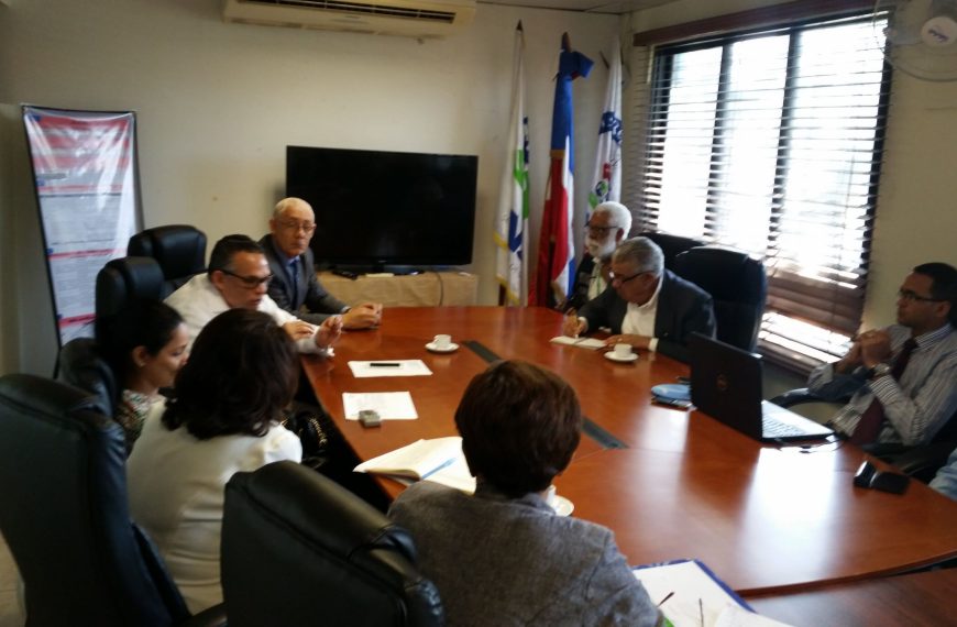 El titular del Ministerio de Administración Pública (MAP), Lic. Ramon Ventura Camejo, encabezó reunión de evaluación y planificación con autoridades de la Dirección Regional de Salud en Santiago