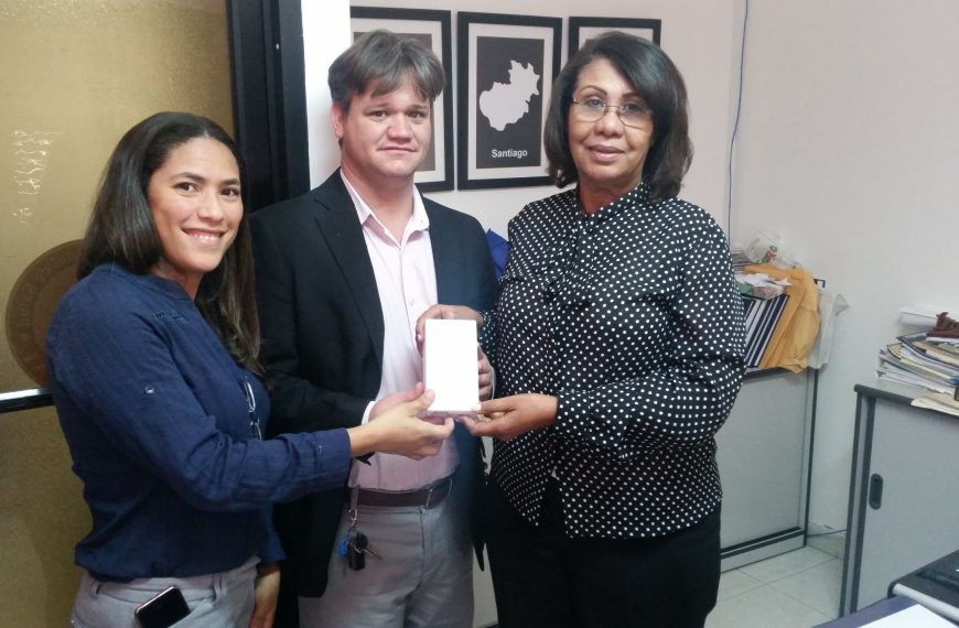 Entrega de Celulares por el Servicio Regional de Salud Norcentral a los Gerentes de Área