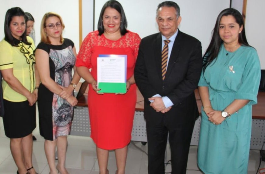 Ministro de administración pública entrega cartas de resolución a cuatro hospitales del SRSN‬