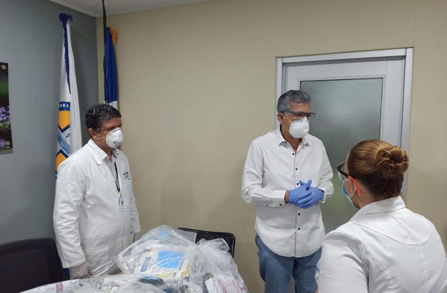 Médico dona Equipos de Protección Pesonal a hospital Cabral y Báez
