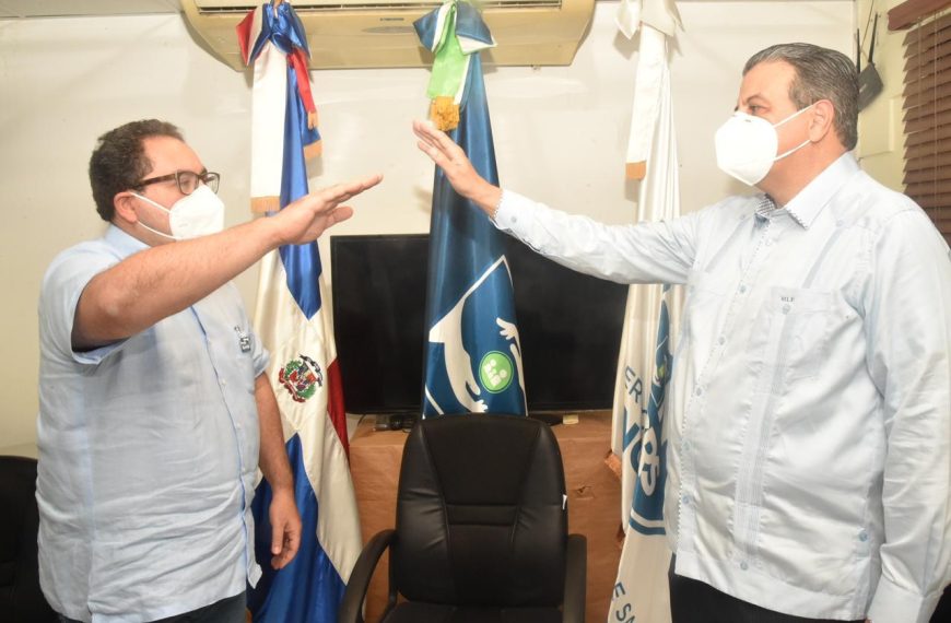 Juramentan al doctor Lora Perelló director Servicio Regional de Salud Norcentral