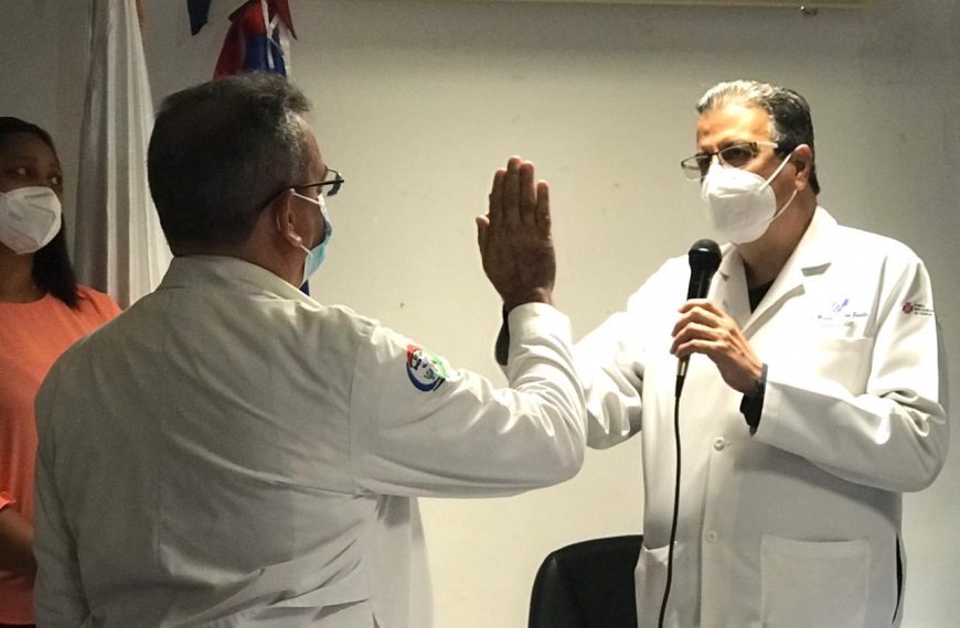 Lora Perelló juramenta nuevos directores de hospitales en Santiago