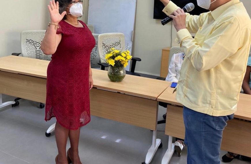 Lora Perelló director regional de salud Norcentral juramenta nueva directora en hospital Arturo Grullón