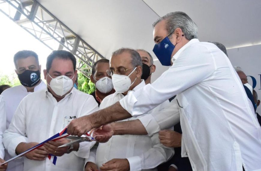 Presidente entrega dos Centros de Atención Primaria en Santiago