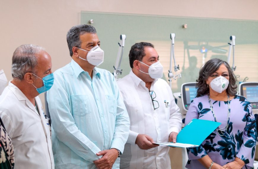 SNS entrega 17.3 millones en equipos a dos hospitales de Santiago