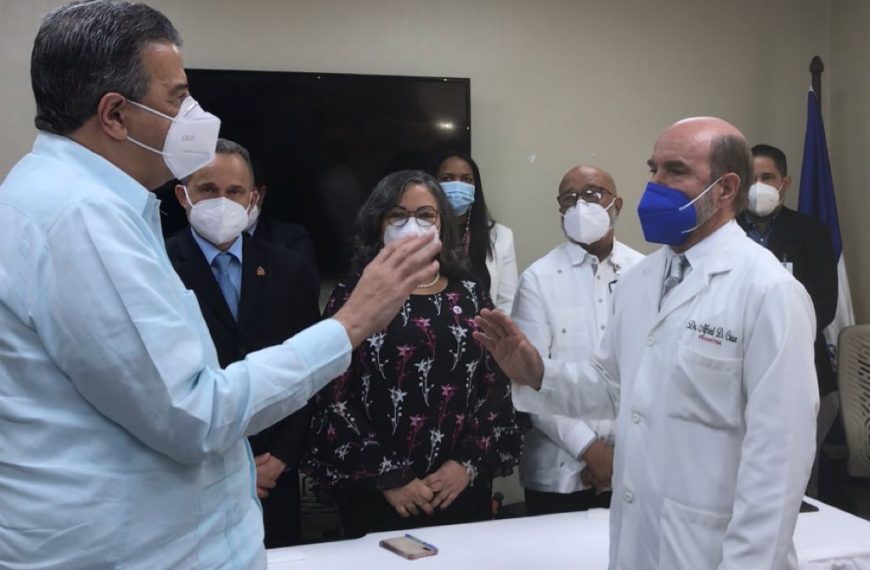 Juramentan doctor Alfred Cruz como nuevo director Hospital Arturo Grullón