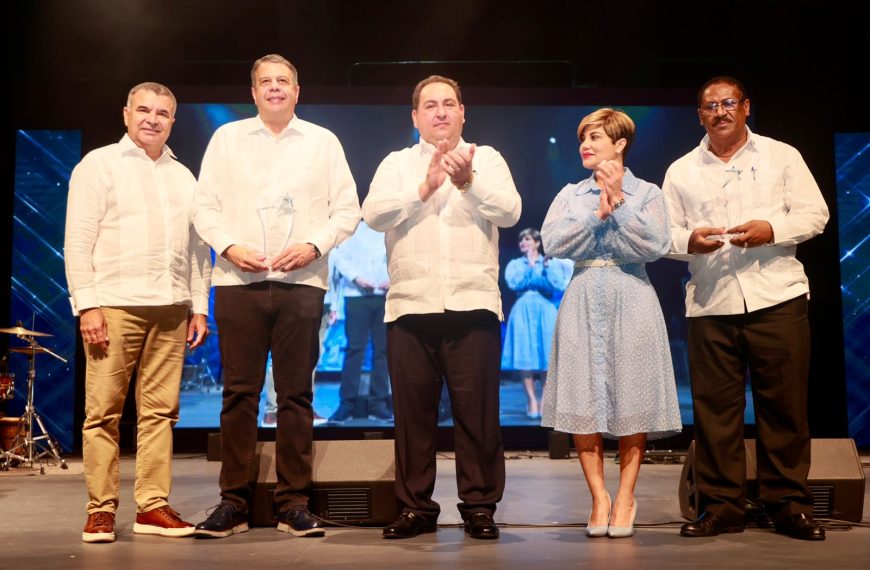 SNS reconoce 12 centros de salud y dos SRS con premio al Mejor Desempeño Hospitalario