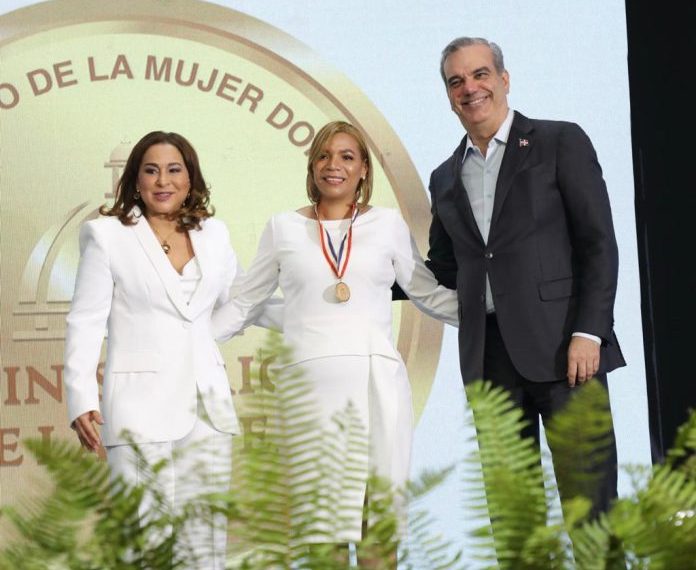 Directora Hospital Arturo Grullón recibe Medalla al Mérito de la Mujer 2023, en renglón Salud