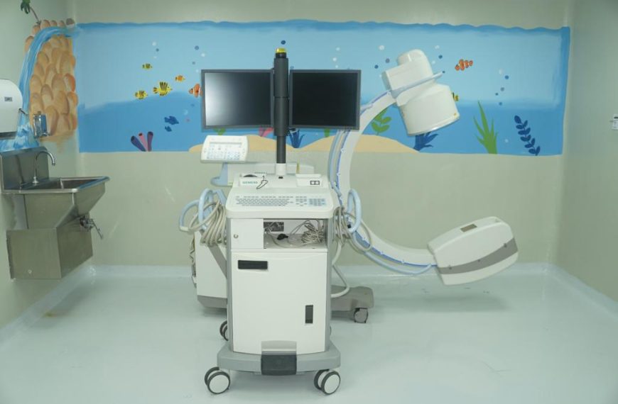 Hospital Arturo Grullón recibe donación de equipo para diversos procedimientos