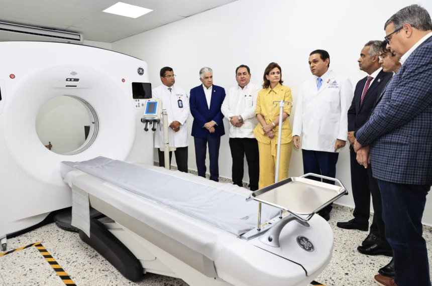 Vicepresidenta Raquel Peña y autoridades de Salud entregan tomógrafo al Hospital Presidente Estrella Ureña de Santiago