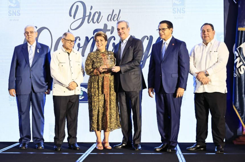 Presidente Abinader encabeza acto de reconocimiento a odontólogos por eficiencia servicios de salud oral