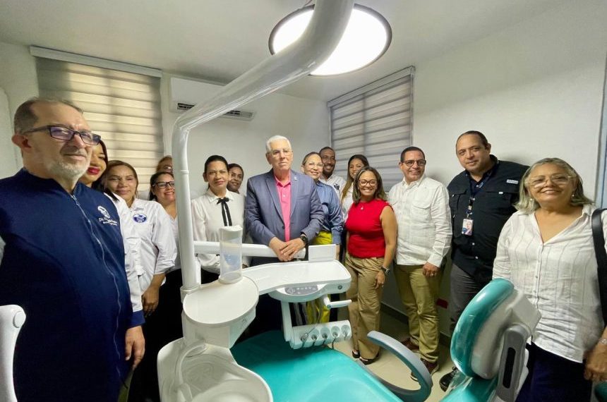 Espaillat recibe dos unidades odontológicas y 20 pacientes son beneficiados con prótesis dentales