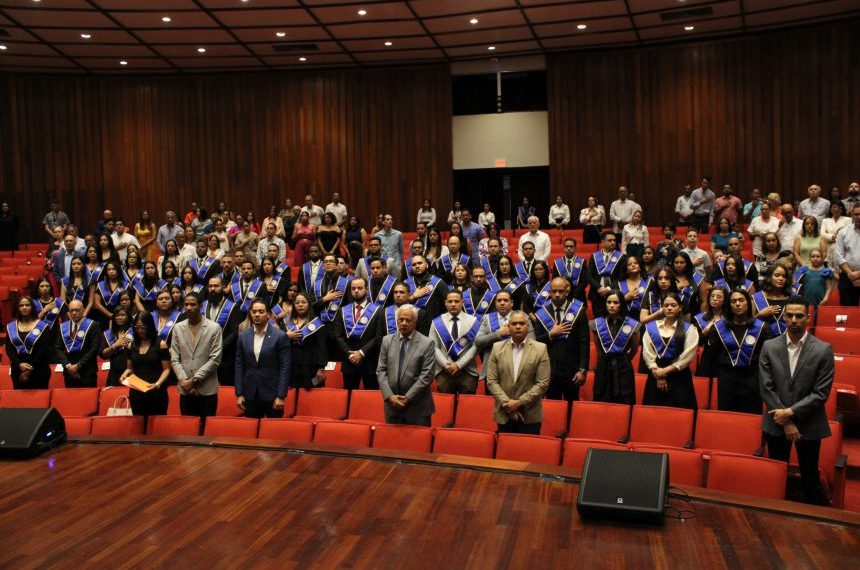 Hospital Cabral y Báez gradúa 70 especialistas en diversas áreas médicas